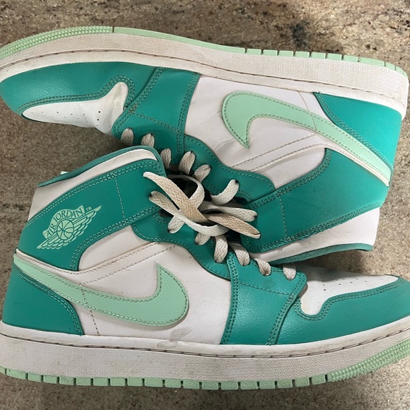 Womens Air Jordan 1 Mid ‘Marine Green’ - Picture 2 of 4